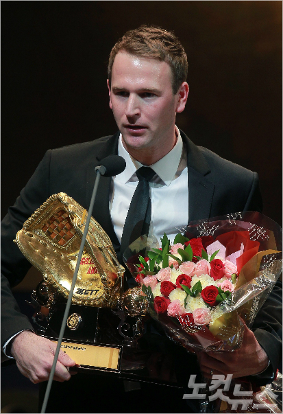 9일오후서울삼성동코엑스오디토리움에서열린2014골든글러브시상식에서투수부문골든글로브를수상한넥센히어로즈벤헤켄이소감을말하고있다.박종민기자