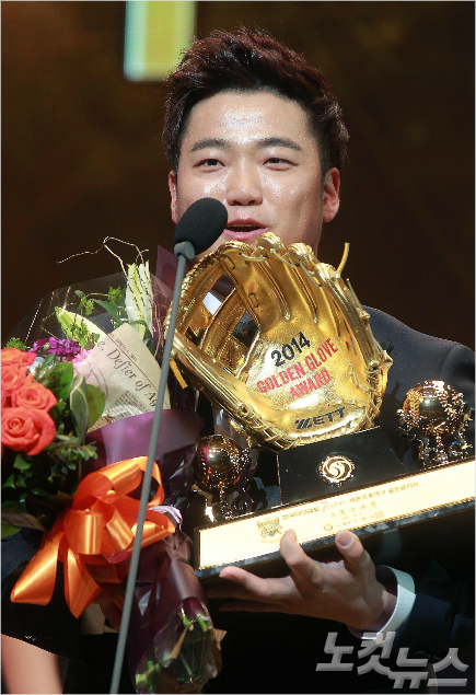 9일오후서울삼성동코엑스오디토리움에서열린2014골든글러브시상식에서골든글로브3루수부문을수상한삼성라이온스박선민이소감을말하고있다.박종민기자