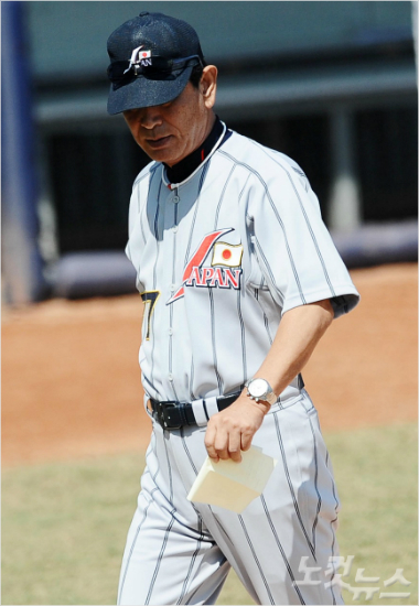 '프로가가도안되더라'2008년베이징올림픽일본야구대표팀사령탑이었던호시노센이치라쿠텐선임고문이"2010년도쿄올림픽에는아마추어선수가가야한다"는주장을내놨다.사진은호시노고문이베이징대회4강전에서한국에패한뒤그라운드를빠져나가고있는모습.(자료사진)