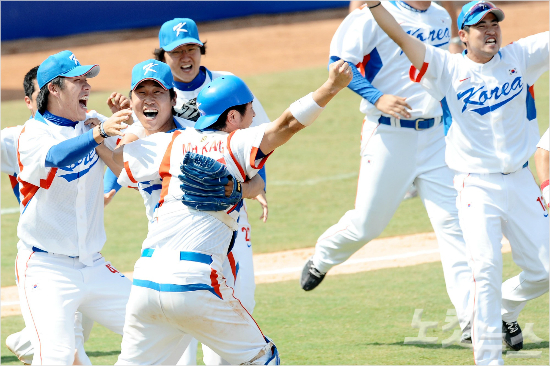 '일본침몰'2008년베이징올림픽에서한국야구대표팀이일본과4강전을극적으로승리한뒤기뻐하는모습.(자료사진)