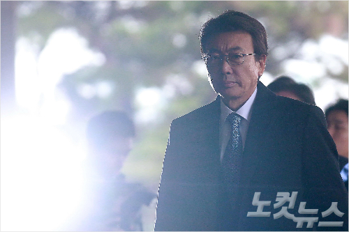 박근혜대통령의'비선실세'로지목된정윤회씨가10일오전서울서초구서울중앙지검에출석하고있다.정씨는고소인신분이자피고발인신분으로조사를받게된다.박종민기자