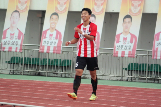 울리슈틸리케축구대표팀감독은무명에가까운상주공격수이정협을아시안컵을앞두고진행하는축구대표팀국내전지훈련에깜짝발탁했다.(자료사진=상주상무)