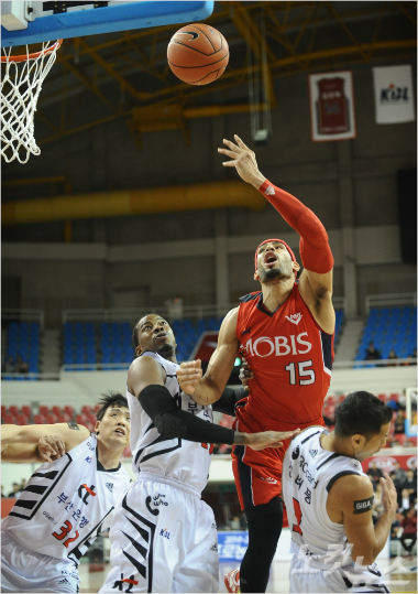 슛을시도하는모비스문태영(사진제공/KBL)