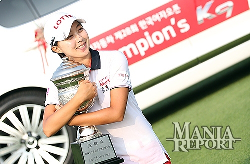 ▲김효주가한국여자오픈우승후트로피를안고포즈를취하고있다.사진