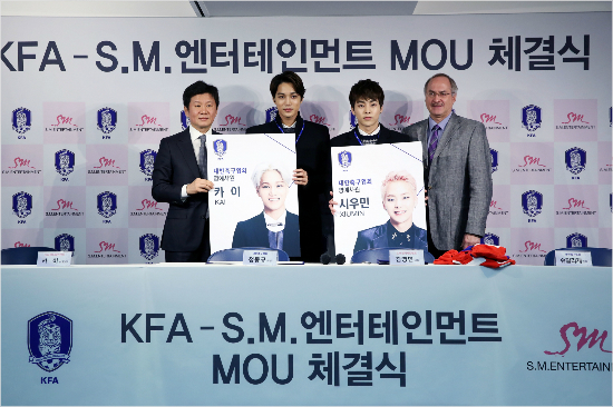 대한축구협회는SM엔터테인먼트소속아이돌그룹EXO의시우민과카이에'명예사원증'을수여했다.평소축구팬으로알려진샤이니소속민호에게도명예사원증을줬다.(자료사진=대한축구협회)