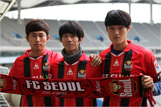 K리그클래식FC서울은자유선발로2014U리그왕중왕전MVP를수상한광운대미드필더김민혁(가운데)을비롯해고려대주장인중앙수비수김원균(왼쪽),건국대3학년인수비형미드필더박용우(오른쪽)를선발했다(자료사진=FC서울)
