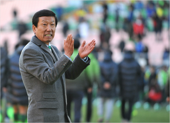 2014년K리그클래식에서우승한전북현대는지난3년간아시아축구연맹(AFC)챔피언스리그조별리그에서맞붙었던광저우에버그란데(중국)과질긴악연을끊었다.(자료사진=전북현대모터스)