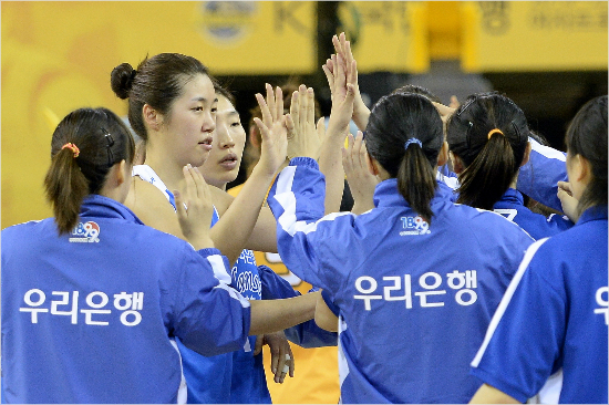'이제4승남았다'우리은행선수들이11일국민은행과원정에서승리한뒤하이파이브를하고있다.(청주=WKBL)