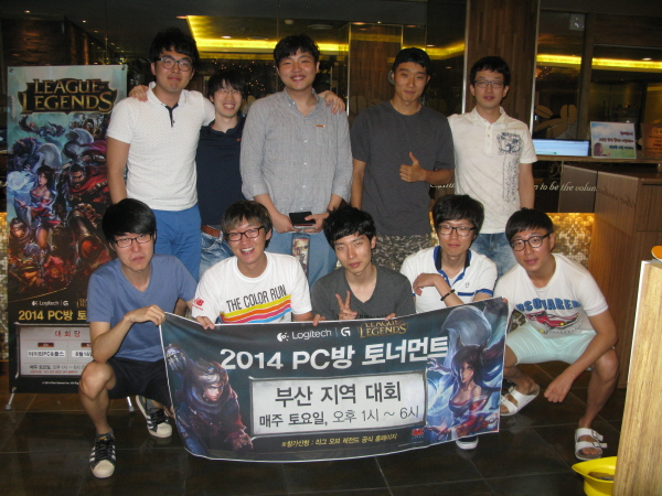 LOL PC방 토너먼트는 풀뿌리 e스포츠 대회의 역할을 충실히 수행하고 있다. 8월16일 부산 아이린 PC방 대회 우승을 차지한 '겸손하게 게임하자'(위)와 준우승팀 '페마' 선수들이 기념 촬영에 임하고 있다.