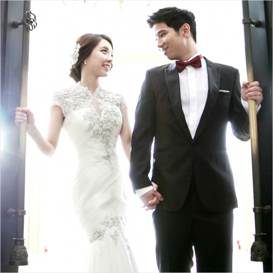 12일화촉을밝히는넥센정혜진사원과신랑유승욱군.(사진=넥센)