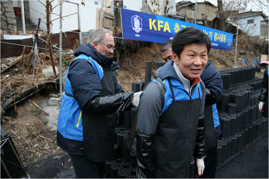 정몽규회장과울리슈틸리케축구대표팀감독등대한축구협회임직원100여명과축구팬은서울노원구중계본동104마을에서연탄배달봉사활동을했다.(자료사진=대한축구협회)