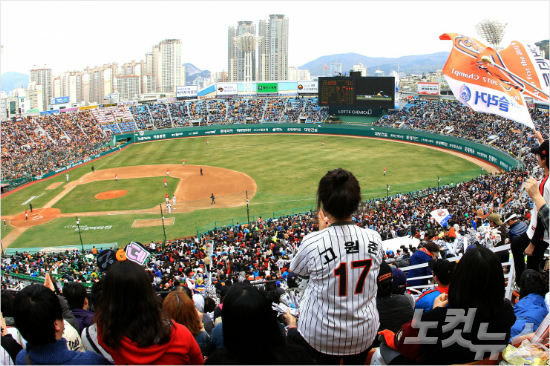 '이관중이외면하지않으려면...'한국프로야구는2012년을정점으로2년연속관중이줄고있다.몸값에걸맞지않은경기력도한원인으로꼽힌다.사진은롯데의부산사직구장경기모습.(자료사진=윤성호기자)
