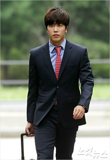 15일부터일주일간제주도에서열리는축구대표팀의국내전지훈련을앞둔국가대표수비수김영권은13일깜짝결혼식을올렸다.윤성호기자