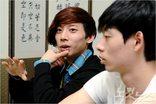 '저돌아왔어요'13일중국상하이에서열린'2014-2015ISU쇼트트랙월드컵'3차대회500m에서2년만에금메달을따낸곽윤기.오른쪽은함께올시즌국가대표에복귀한이정수.(자료사진)