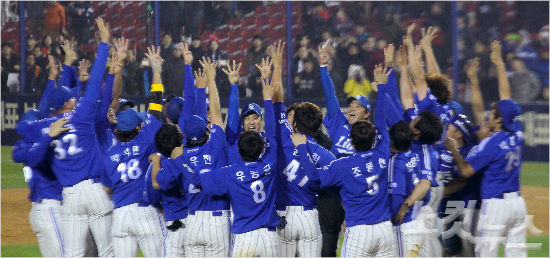 11일저녁서울잠실야구장에서열린2014한국야쿠르트세븐프로야구한국시리즈6차전경기에서넥센을상대로11대1로승리하며우승을차지한삼성라이온즈선수들이기뻐하고있다.박종민기자