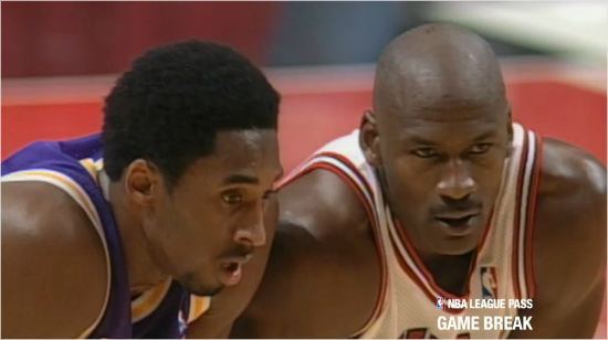 1997년12월18일경기에서대화를나누는코비브라이언트(사진왼쪽)과마이클조던(사진=NBATV캡처)