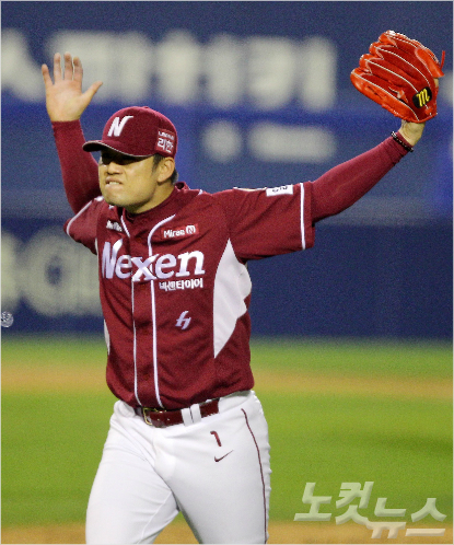 10일저녁서울잠실야구장에서열린2014한국야쿠르트세븐프로야구한국시리즈5차전넥센히어로즈와삼성라이온즈의경기8회말삼성공격만루위기를무사히넘긴손승락이환호하고있다.박종민기자