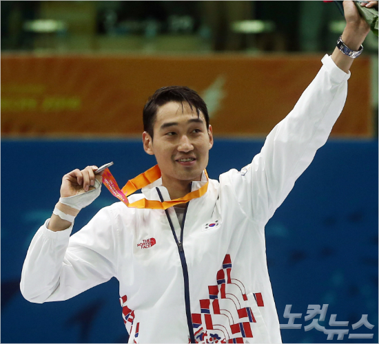 15일(한국시각)미국뉴욕국제그랑프리펜싱선수권대회남자사브르개인전금메달을따낸기정환.사진은인천아시안게임시상식때모습.(자료사진=황진환기자)