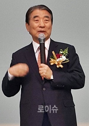 ▲김종대전헌법재판관이창원지법에서'성웅이순신과리더십'에대해특강을하고있다.