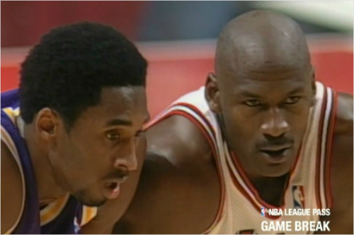 1997년12월18일경기에서대화를나누는코비브라이언트(사진왼쪽)과마이클조던(사진=NBATV캡처)