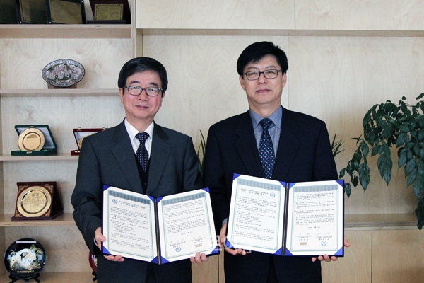 ▲이원한국법제연구원장(조)과맹우석충남대법학전문대학원장(사진=한국법제연구원)