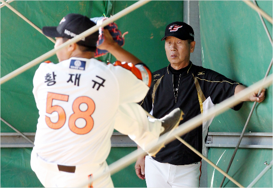 '12월에는훈련안하는데...'한국프로야구선수협회는최근넥센의12월합동훈련여부에대해강경한반응을보였다.비활동기간인12월해외전훈을계획했던김성근감독(오른쪽)의한화에더예민해졌다는분석이다.사진은김감독이11월일본오키나와마무리훈련에서황재규의투구를지켜보는모습.(자료사진=한화이글스)