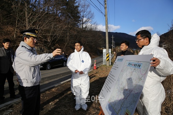 ▲백승엽경남경찰청장이양산시에서발생한AI현장을방문해현황을보고받고빈틈없는지원체계구측을주문하고있다.<경남경찰청제공>