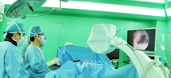 ▲'고관절치환술진료량평가'에서1등급을획득해고난이도관절수술우수의료기관으로인정받은부민병원의료진.<부민병원제공>