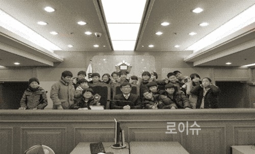 ▲좌천초등학교6학년학생들이법정에서기념촬영을하고있다.<부산고법제공>