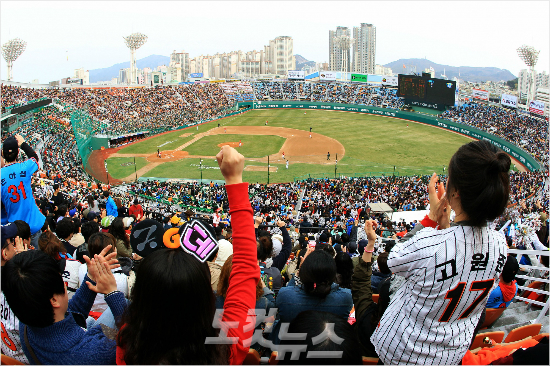 '내년에도야구열풍'출범후사상첫10구단체제로진행될2015년프로야구일정이확정,발표됐다.3월28일개막해9월까지정규리그는6개월여대장정이다.사진은지난해롯데-한화의개막전모습.(자료사진=윤성호기자)