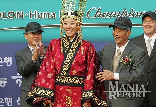 ▲우승자홍진주에게선덕여왕의왕관과의상을입혀주고우승축하를하는이동찬코오롱그룹명예회장.