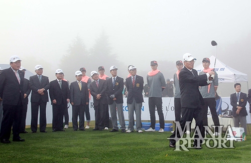 ▲2010년한국오픈에참석한이동찬코오롱그룹명예회장의시구식