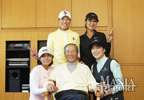 ▲이동찬코오롱그룹명예회장이2006LPGA코오롱-하나은행챔피언십에참가한선수들과기념촬영을하고있다.