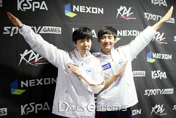 MVP 피닉스 '힌' 이승곤(왼쪽)과 '레이센' 이준영.