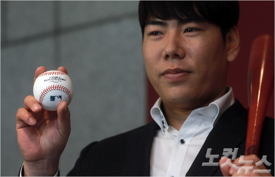 '빅리그가면좋겠지만...'강정호가21일기자회견에앞서메이저리그공인구와배트를들고포즈를취한모습.(자료사진=황진환기자)