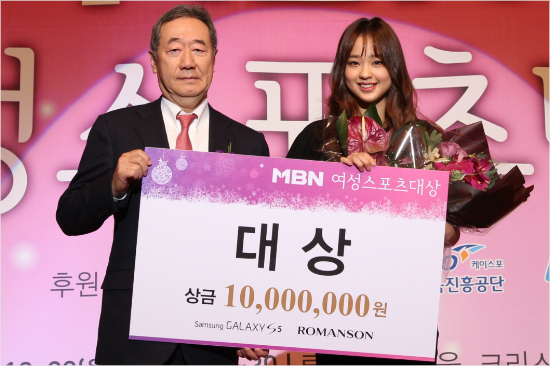 '체조요정의화려한마무리'리듬체조간판스타손연재(왼쪽)가22일MBN여성스포츠대상시상식에서영예의대상을받은뒤장대환매경미디어그룹회장과포즈를취하고있다.(사진=매경미디어그룹)