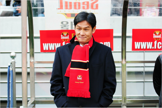 K리그클래식FC서울은기존계약이1년남은최용수감독과3년재계약하며2017년까지지휘봉을맡겼다.(자료사진=FC서울)