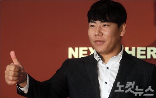 '피츠버그,정말잘선택했어요'약55억원의포스팅응찰액으로강정호(사진)와독점교섭권을따낸팀은피츠버그인것으로밝혀졌다.사진은21일기자회견에서강정호가포즈를취한모습.(자료사진=황진환기자)