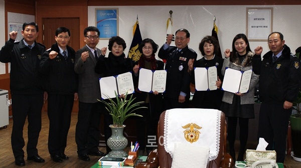 ▲진주교도소장표창장을받은위원들과김대기소장(왼쪽3번째),진주교도소정동규소장(우측4번째)및직원들이파이팅을외치고있다.<법무보호공단경남서부지소제공>