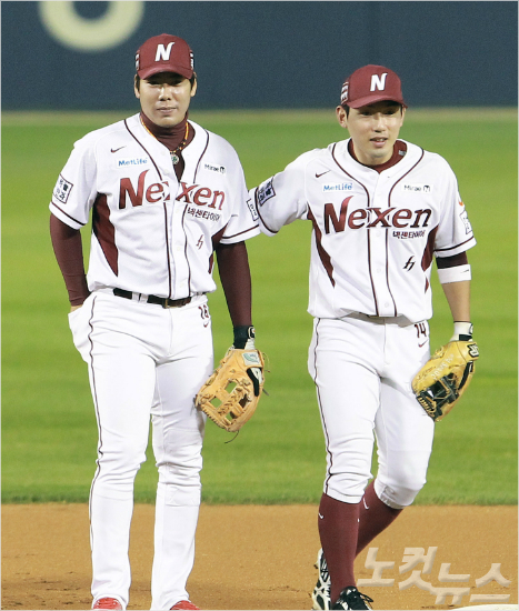 '정호형,내자리는노리지마요'넥센강정호(왼쪽)를품에안을팀은피츠버그로밝혀졌다.현재피츠버그는주전내야수들이버티고있어강정호는내년치열한경쟁이예상된다.사진은삼성과한국시리즈6차전때동료2루수서건창의격려를받는모습.(자료사진=황진환기자)