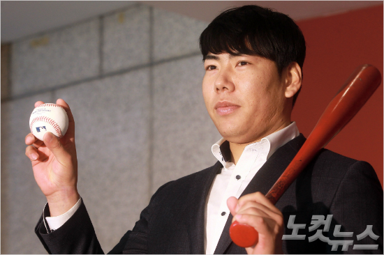 '한국의A-로드간다'21일기자회견에앞서취재진앞에서메이저리그공인구와배트를들고포즈를취한강정호.(자료사진=황진환기자)