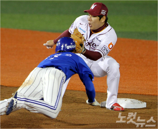 '나도잘할수있어요'넥센강정호(오른쪽)가삼성과한국시리즈3차전에서상대김상수의도루를저지하고있는모습.(자료사진=박종민기자)