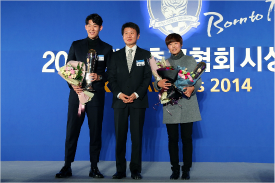 손흥민과지소연은지난해에이어2014년에도대한축구협회시상식에서남녀부최우수선수상을수상했다.(자료사진=대한축구협회)