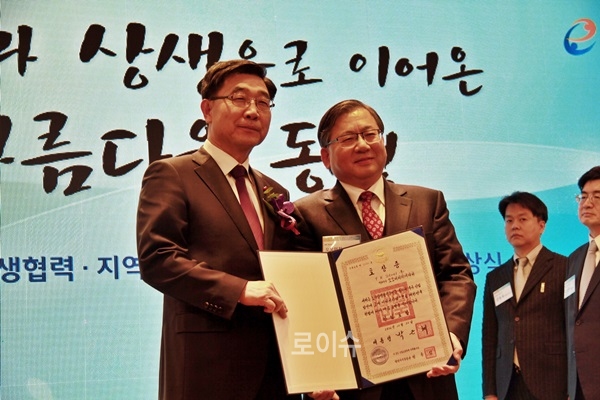 ▲노사상생협력유공자로산업포장을수상하고기념촬영하고있는오오미치히데타카사장(사진우측).