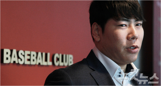 '내앞날은어떻게될까?'피츠버그지역지는강정호의계약을놓고여러가지시나리오를제기했다.사진은지난21일기자회견때모습.(자료사진=황진환기자)