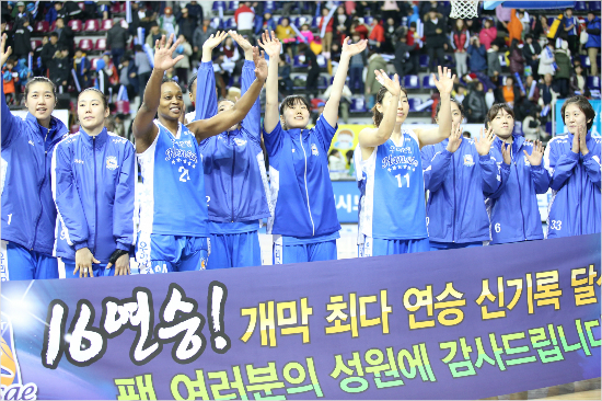 우리은행선수들이24일삼성을꺾고개막16연승신기록을세운뒤팬들에게감사의인사를하고있다.(용인=WKBL)