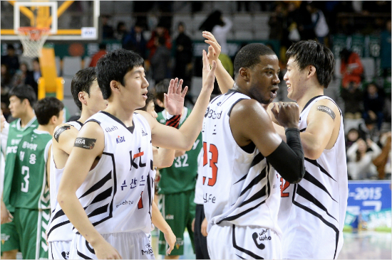 kt선수들이24일동부와원정에서승리를거둔뒤하이파이브를하고있다.(원주=KBL)