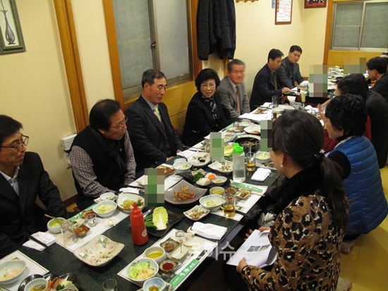 ▲법무공단부산지부운영위원회가송년회를열고있다.