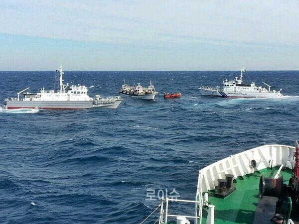 ▲부산해양경비안전서가우리선박을보호하기위해경비함정을급파했다.일본해상보안청순시선2척이대길호에근접해있는모습(사진제공=부산해양경비안전서)