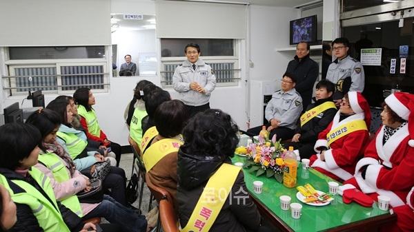 ▲백승엽경남경찰청장이김해중부서동상치안센터를방문,외국인명예경찰대등관계자들을격려하고감사의마음을전하고있다.(사진제공=경남경찰청)